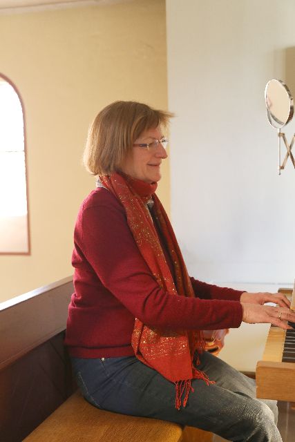Organistin Frau Tolle-Wenz spielt in Coppengrave