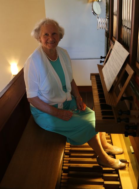 Organistin Irmgard Speicher spielt in der St. Franziskuskirche