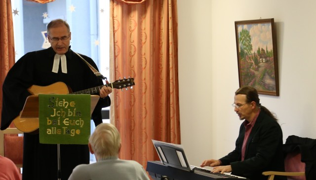 Gottesdienst im Seniorenwohnheim mit dem Duo Chrastina/Podszus an der Orgel und Gitarre