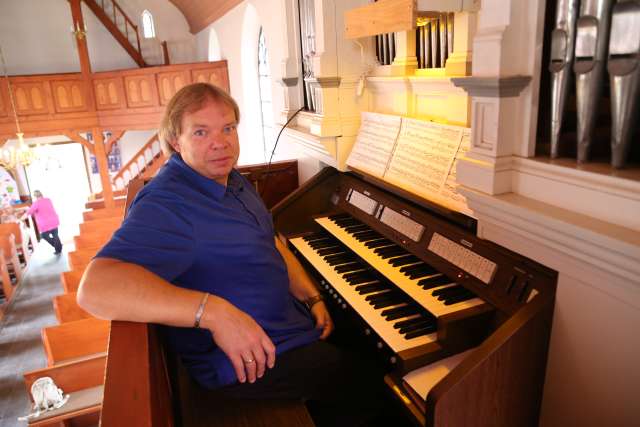Organist Herr Großer begleitet den Gottesdienst in Weenzen