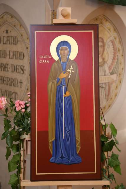 Ikone mit Klara von Assisi im Festgottesdienst in der St. Franziskuskirche gestiftet