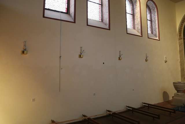 Tag 126: Lampen an den Seiten des Kirchenschiffs wurden montiert