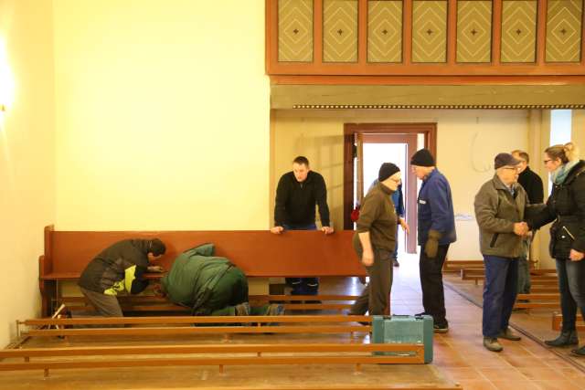 Tag 133: Viele Helfer tragen die Bänke zurück in die St. Franziskuskirche