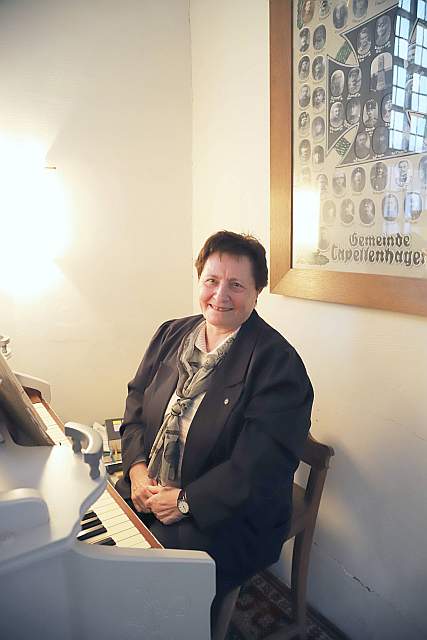 Organistin Helga Vogt spielt in der Winterkirche